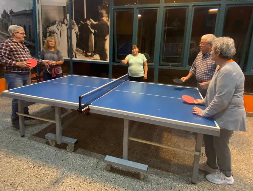 Los adultos mayores se suman al ping pong: comenzó un nuevo taller en La Paz